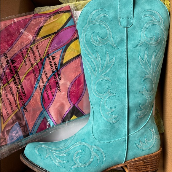 Women boots size 10 come with the scarf too - Picture 2 of 8